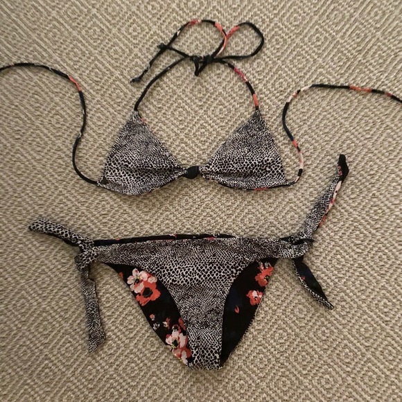 Reversible Roxy swimsuit! - Picture 2 of 4